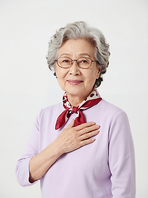 여자 노년 감정 컬러 컨셉 관계 모션 표정 성인 목도리 CG 파일형식 할머니 미소 사랑 따뜻함 손짓 스카프 보라색 정중 패션 친절 치유 가족 행복 편집실사 JPG 편집이미지