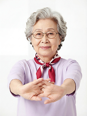 웰빙 여자 노년 컨셉 표정 건강 성인 신체부위 운동 CG 파일형식 요가 스트레칭 할머니 미소 클래스 헬스 모션 사람 손 노후 평화 편집실사 JPG 편집이미지