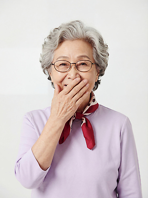 감정 장신구 모션 표정 사람 성인 신체부위 목도리 CG 파일형식 노년 웃음 리본 목걸이 스카프 손 입 가림 여자 행복 생활 편집실사 JPG 편집이미지