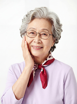 헤어스타일 여자 노년 감정 컨셉 표정 성인 신체부위 목도리 CG 파일형식 할머니 백발 스카프 미소 웃음 얼굴 따뜻함 행복 평화 편집실사 JPG 편집이미지