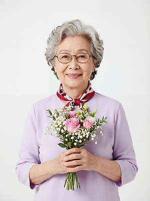 여자 노년 꽃 감정 컨셉 관계 표정 이벤트 성인 내부 CG 파일형식 할머니 꽃다발 미소 행복 실내 사랑 가족 기념일 축하 패션 생활 편집실사 JPG 편집이미지