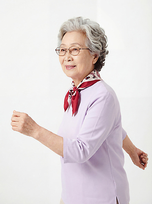 여자 노년 감정 컨셉 모션 표정 성인 내부 목도리 CG 파일형식 할머니 걷기 스카프 활발 백그라운드 실내 건강 웃음 연령 행복 옷 생활 편집실사 JPG 편집이미지