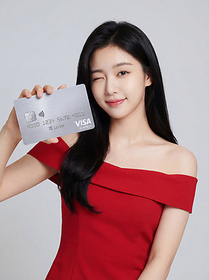 옷 감정 컬러 표정 사람 금융 경제 전자제품 CG 파일형식 여자 신용카드 드레스 빨간색 윙크 미소 자신감 카메라 백그라운드 촬영 패션 모델 알림 소비 편집실사 JPG 편집이미지 의료성형뷰티