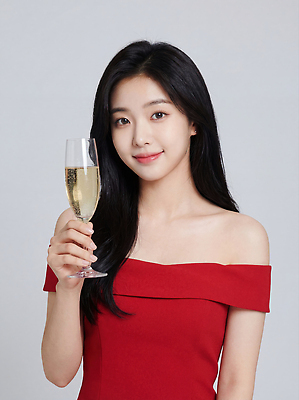 식기 컨셉 주류 표정 사람 이벤트 CG 파일형식 여자 샴페인 잔 미소 우아함 백그라운드 스타일 청춘 뷰티풀 포즈 소셜 기념일 편집실사 JPG 편집이미지 의료성형뷰티