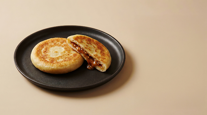 JPG 편집이미지 전통 접시 한식 음식 디저트 식사 맛 겨울간식 부드러움 레시피 조화 편리함 속 호떡 홈메이드 바삭바삭 편집실사 AI포토 AI콘텐츠 식기 컨셉 감각 CG 만들기 파일형식