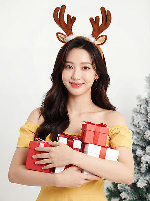 JPG 편집이미지 여자 행복 크리스마스 선물 미소 장식 크리스마스트리 파티 축제 기쁨 즐거움 연말 의료성형뷰티 스타일 편집실사 AI인물포토 AI콘텐츠 기념일 감정 표정 사람 이벤트 CG 파일형식 AI포토
