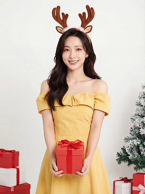 JPG 편집이미지 여자 행복 백그라운드 크리스마스 산타모자 가족 선물 친구 상자 크리스마스트리 귀여움 촬영 축제 기쁨 의료성형뷰티 편집실사 AI인물포토 AI콘텐츠 모자_잡화 기념일 감정 컨셉 관계 사람 CG 파일형식 AI포토