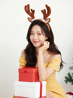 JPG 모델 편집이미지 감정 포즈 백그라운드 크리스마스 겨울 선물 미소 장식 상자 귀여움 의료성형뷰티 스타일 편집실사 AI인물포토 AI콘텐츠 계절 기념일 컨셉 표정 CG 파일형식 AI포토