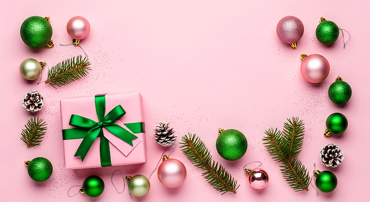 나무 계절 기념일 컬러 가구 컨셉 채소 이벤트 CG 파일형식 크리스마스 장식 선물 분홍색 구슬 초록색 소나무 가지 탁자 분위기 화려 축제 겨울 파티 편집실사 편집이미지 JPG