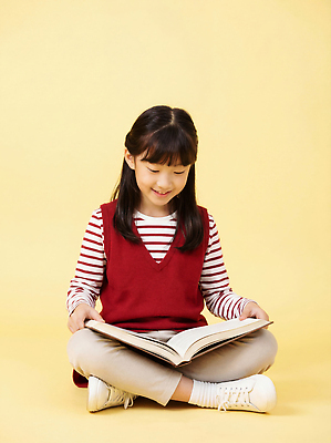 JPG 편집이미지 교육 초등학생 어린이 백그라운드 모션 실내 표정 앉기 소녀 책 학습 노란색 읽기 즐거움 호기심 의료성형뷰티 편집실사 AI인물포토 AI콘텐츠 학생 여자 감정 컬러 컨셉 사람 내부 CG 파일형식 AI포토