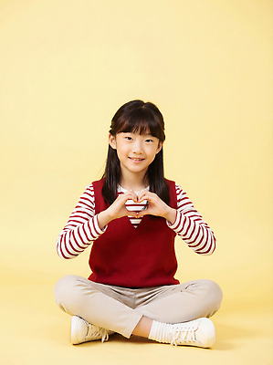 JPG 편집이미지 손 옷 행복 감정 초등학생 어린이 포즈 백그라운드 모션 웃음 소녀 노란색 하트 표현 의료성형뷰티 편집실사 AI인물포토 AI콘텐츠 모양 학생 여자 컬러 표정 사람 신체부위 CG 파일형식 AI포토