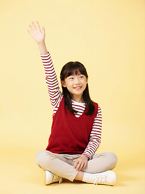 JPG 편집이미지 손 감정 초등학생 어린이 백그라운드 모션 하늘 표정 웃음 소녀 노란색 손들기 조끼 편안함 의료성형뷰티 편집실사 AI인물포토 AI콘텐츠 학생 여자 컬러 사람 신체부위 외투 감각 CG 파일형식 AI포토