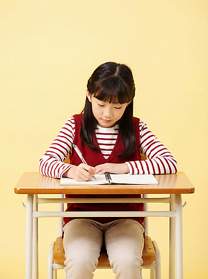 JPG 편집이미지 문자 초등학생 어린이 벽 생각 교실 모션 소녀 학습 펜 노란색 사각형 공책 기록 집중 책상 의료성형뷰티 편집실사 AI인물포토 AI콘텐츠 도형 학생 여자 교육 컬러 가구 컨셉 학교 문구용품 사람 필기구 CG 파일형식 AI포토