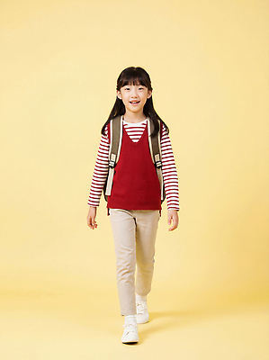 JPG 편집이미지 옷 초등학생 어린이 백그라운드 셔츠 가방 모션 웃음 소녀 노란색 걷기 줄무늬 조끼 옷입기 의료성형뷰티 편집실사 AI인물포토 AI콘텐츠 학생 잡화 여자 컬러 상의 무늬 표정 사람 외투 CG 파일형식 AI포토