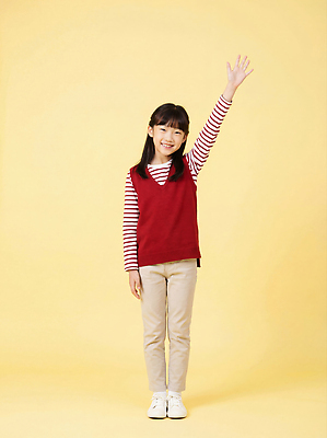 JPG 주간 편집이미지 손 옷 행복 초등학생 어린이 포즈 백그라운드 모션 표정 웃음 소녀 노란색 손들기 귀여움 줄무늬 조끼 의료성형뷰티 편집실사 AI인물포토 AI콘텐츠 자연요소 학생 여자 감정 컬러 컨셉 무늬 사람 신체부위 외투 CG 파일형식 AI포토