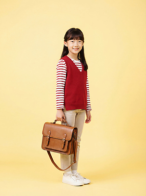 JPG 편집이미지 패션 초등학생 어린이 셔츠 가방 학교 웃음 소녀 캐주얼 줄무늬 노란배경 의료성형뷰티 스타일 편집실사 AI인물포토 AI콘텐츠 학생 잡화 옷 여자 교육 백그라운드 상의 무늬 표정 사람 노란색 CG 파일형식 AI포토