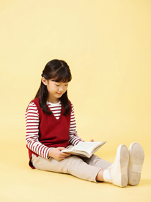 JPG 편집이미지 초등학생 어린이 백그라운드 신발 모션 앉기 소녀 책 학습 독서 노란색 즐거움 긴바지 의료성형뷰티 편집실사 AI인물포토 AI콘텐츠 학생 여자 교육 감정 컬러 바지 사람 CG 파일형식 AI포토