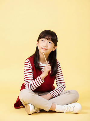 JPG 편집이미지 교육 초등학생 어린이 백그라운드 표정 앉기 소녀 연필 노란색 방 즐거움 오브젝트 의료성형뷰티 편집실사 AI인물포토 AI콘텐츠 학생 여자 감정 컬러 모션 학용품 사람 필기구 CG 파일형식 AI포토