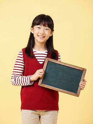 JPG 편집이미지 교육 초등학생 어린이 포즈 백그라운드 티셔츠 웃음 소녀 학습 장난감 노란색 사진촬영 칠판 줄무늬 조끼 오브젝트 의료성형뷰티 편집실사 AI인물포토 AI콘텐츠 학생 여자 컬러 셔츠 무늬 표정 사람 촬영 외투 CG 파일형식 AI포토