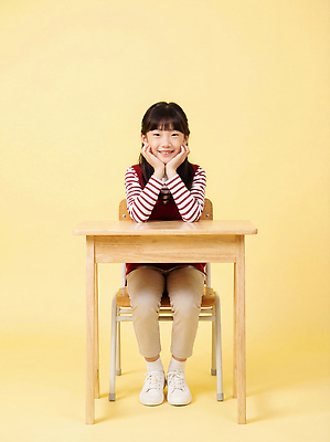 JPG 나무 편집이미지 학생 손 행복 얼굴 초등학생 어린이 백그라운드 교실 웃음 사람 소녀 학습 노란색 촬영 책상 의료성형뷰티 편집실사 AI인물포토 AI콘텐츠 식물 여자 교육 감정 컬러 가구 학교 표정 신체부위 CG 파일형식 AI포토