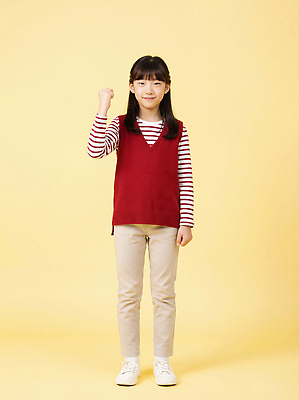 JPG 편집이미지 옷 감정 초등학생 어린이 백그라운드 모션 표정 소녀 빨간색 노란색 힘 주먹 조끼 긍정 긴팔티셔츠 의료성형뷰티 Standing 편집실사 AI인물포토 AI콘텐츠 학생 여자 컬러 컨셉 티셔츠 사람 외투 CG 파일형식 AI포토