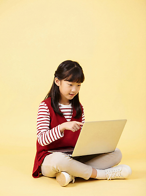 JPG 편집이미지 초등학생 어린이 백그라운드 실내 앉기 소녀 노트북 학습 노란색 팔짱 스크린 터치 정보 키보드 의료성형뷰티 편집실사 AI인물포토 AI콘텐츠 학생 여자 교육 컬러 모션 사람 내부 전자제품 CG 파일형식 AI포토