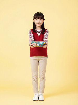 JPG 편집이미지 손 초등학생 어린이 컬러 패턴 놀이 소녀 상자 귀여움 양손 옷입기 필통 노란배경 의료성형뷰티 편집실사 AI인물포토 AI콘텐츠 학생 여자 백그라운드 컨셉 무늬 모션 학용품 사람 신체부위 노란색 CG 파일형식 AI포토