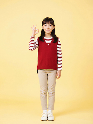 JPG 편집이미지 패션 감정 초등학생 어린이 포즈 백그라운드 티셔츠 손가락 웃음 소녀 노란색 줄무늬 조끼 원형 OK 밝은색 의료성형뷰티 스타일 편집실사 AI인물포토 AI콘텐츠 도형 학생 손 여자 컬러 셔츠 무늬 표정 사람 손짓 외투 CG 파일형식 AI포토