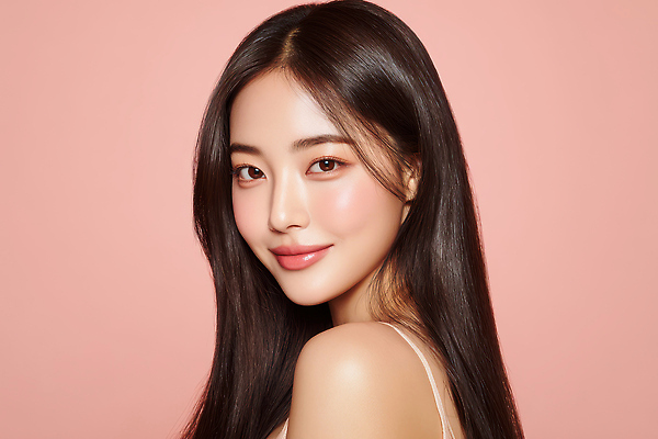 헤어스타일 컬러 표정 사람 신체부위 CG 그림 파일형식 여자 분홍색 초상화 미소 긴머리 백그라운드 촬영 옷 뷰티 피부 이미지 감정 모델 편집이미지 편집실사 JPG 의료성형뷰티