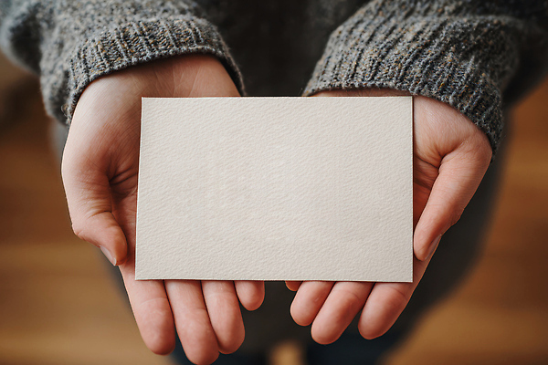 JPG 편집이미지 손 실내 따뜻함 표정 사람 양손 대기 기록 카드 스웨터 오브젝트 준비 전달 나무바닥 목업 의료성형뷰티 편집실사 AI인물포토 AI콘텐츠 상의 바닥 내부 신체부위 CG 파일형식 AI포토