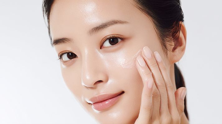 JPG 모델 편집이미지 손 얼굴 건강 관리 빛 뷰티 화장품 피부 크림 피부관리 스킨케어 뷰티풀 의료성형뷰티 수분_꽃가루 편집실사 AI인물포토 AI콘텐츠 신체부위 CG 파일형식 AI포토