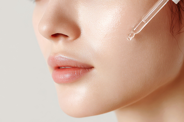 JPG 편집이미지 여자 얼굴 관리 빛 뷰티 화장품 스포이트 집중 피부 피부관리 스킨케어 피지 의료성형뷰티 세럼 편집실사 AI인물포토 AI콘텐츠 컨셉 사람 신체부위 CG 피펫 파일형식 AI포토