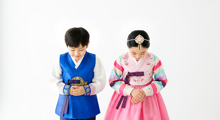한국전통 전통 여자 기념일 남자 아시아 어린이 컬러 관계 사람 예절 인사 전통의상 CG 파일형식 한복 소년 소녀 문화 절 한국 파란색 분홍색 이벤트 친구 편집이미지 편집실사 JPG 명절 새해 의료성형뷰티
