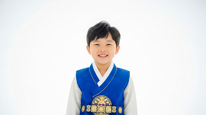 JPG 편집이미지 패션 명절 행복 문화 어린이 백그라운드 새해 한국 밝음 미소 카메라 사진촬영 전통의상 한복 아동복 의료성형뷰티 편집실사 한국전통 전통 옷 기념일 감정 아시아 표정 사람 전자제품 촬영 CG 파일형식