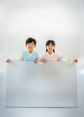 JPG 편집이미지 전통 손 명절 종이 어린이 새해 한국 미소 이벤트 친구 카메라 분위기 한복 즐거움 뷰티풀 의료성형뷰티 편집실사 한국전통 기념일 감정 아시아 컨셉 관계 표정 사람 신체부위 전자제품 전통의상 CG 파일형식