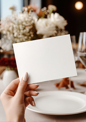 JPG 편집이미지 식기 손 여자 꽃 종이 음료 식탁 탁자 이벤트 파티 레스토랑 식사 카드 저녁 준비 편집실사 AI인물포토 AI콘텐츠 식물 가구 사람 신체부위 식당 야간 CG 파일형식 AI포토