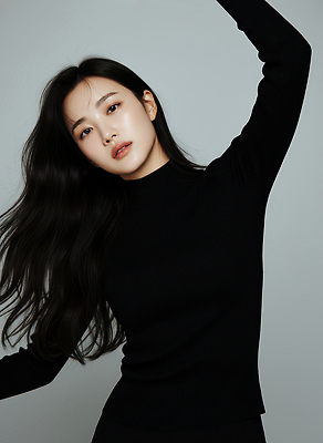 JPG 편집이미지 긴머리 헤어스타일 손 옷 여자 포즈 백그라운드 표정 미소 검은색 편안함 의료성형뷰티 스타일 편집실사 AI인물포토 AI콘텐츠 컬러 사람 신체부위 감각 CG 파일형식 AI포토