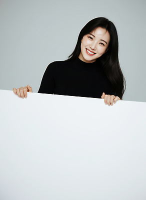 JPG 모델 편집이미지 긴머리 손 포즈 백그라운드 웃음 사람 캐주얼 머리 사진촬영 흰색 표현 의료성형뷰티 편집실사 AI인물포토 AI콘텐츠 헤어스타일 옷 컬러 표정 신체부위 촬영 CG 파일형식 AI포토