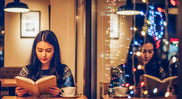 JPG 편집이미지 여자 겨울 창문 조명 대화 책 빛 독서 환경 카페 시간 분위기 집중 즐거움 카페테리아 의료성형뷰티 편집실사 AI인물포토 AI콘텐츠 계절 감정 컨셉 말하기 사람 상점 CG 파일형식 AI포토