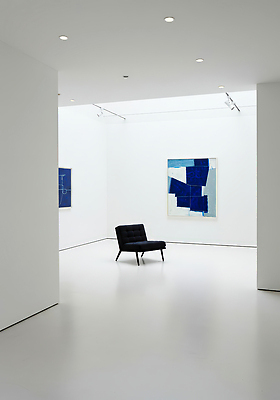 JPG 편집이미지 디자인 예술 의자 조명 실내 파란색 전시 군중 미술관 그림 작품 전시실 편집실사 AI컴퓨터그래픽 AI콘텐츠 컬러 가구 미술 사람 내부 전시회 CG 파일형식