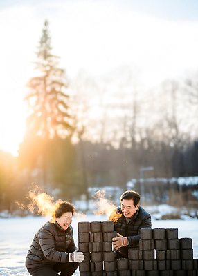 JPG 편집이미지 할아버지 할머니 겨울 가족 모션 자연 불꽃 따뜻함 사람 야외 햇빛 쌓기 기운 봉사 연탄 기온 연탄배달 의료성형뷰티 편집실사 계절 여자 노년 남자 관계 불 날씨 태양 도움 배송 CG 생태계 파일형식
