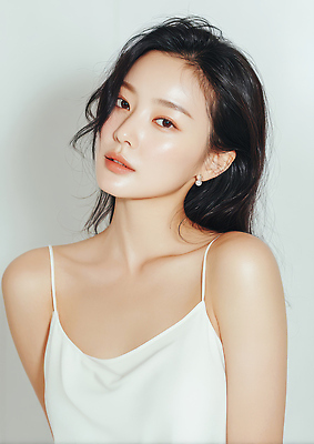 JPG 편집이미지 여자 패션 포즈 장신구 조명 미소 뷰티 머리카락 머리 카메라 촬영 방 피부 의료성형뷰티 스타일 편집실사 AI인물포토 AI콘텐츠 표정 사람 신체부위 전자제품 CG 파일형식 AI포토