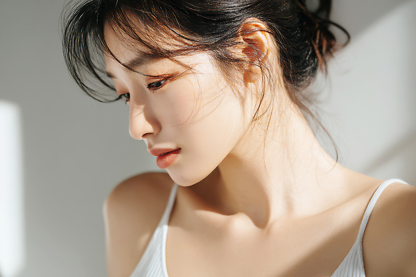 JPG 편집이미지 여자 감정 얼굴 포즈 생각 조명 미소 햇빛 머리카락 공간 집중 뷰티풀 의료성형뷰티 차분 편집실사 AI인물포토 AI콘텐츠 컨셉 표정 사람 신체부위 태양 머리 CG 파일형식 AI포토