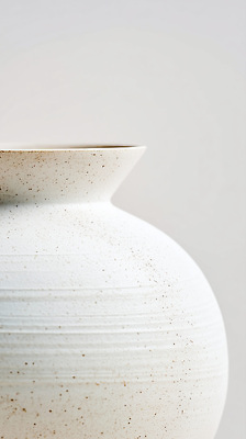 디자인 아시아 선 컬러 취미 도자기 연도 CG 파일형식 트렌드컬러 AI콘텐츠 2026트렌드 항아리 흰색 공예 예술 표면 곡선 디테일 장식 상품 인테리어 전시 모양 편집이미지 편집실사 JPG 클라우드댄서 2026년 한국 전통 AI포토