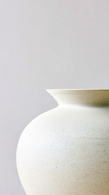 아시아 컬러 취미 내부 도자기 연도 CG 파일형식 트렌드컬러 AI콘텐츠 2026트렌드 항아리 흰색 회색 백그라운드 실내 장식 모양 예술 디자인 오브젝트 소재 편집이미지 편집실사 JPG 클라우드댄서 2026년 공예 한국 전통 AI포토