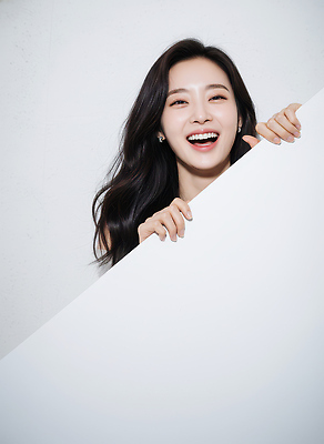 JPG 편집이미지 손 여자 감정 종이 백그라운드 자연 표정 웃음 사람 머리카락 흰색 즐거움 의료성형뷰티 편집실사 AI인물포토 AI콘텐츠 컬러 신체부위 머리 CG 생태계 파일형식 AI포토