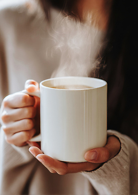 JPG 편집이미지 손 여자 커피 음료 겨울 아침 주택 따뜻함 일상 컵 공간 수증기 편안함 따뜻한음료 오후 편집실사 AI인물포토 AI콘텐츠 주간 식기 계절 사람 건물 라이프 신체부위 감각 CG 파일형식 AI포토