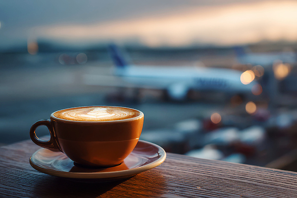 JPG 편집이미지 커피 음료 여행 겨울 탁자 하늘 비행기 풍경 컵 기다림 공항 저녁 기차역 항공사 편집실사 AI포토 AI콘텐츠 식기 계절 산업 가구 항공교통 교통시설 모션 대중교통 역 야간 CG 파일형식