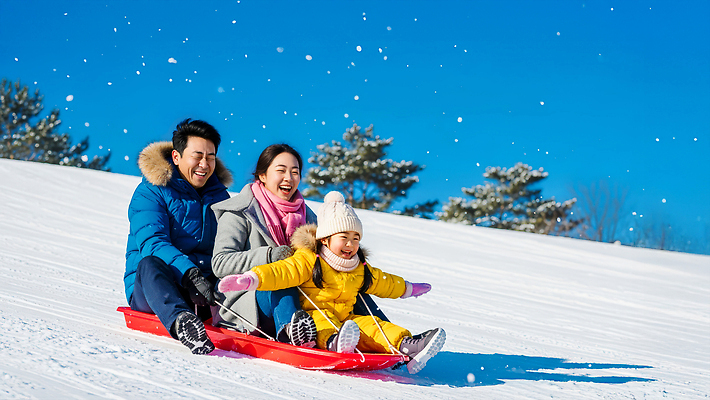 JPG 편집이미지 어린이 겨울 가족 모션 놀이 필드 함께함 웃음 부모 놀이기구 언덕 즐거움 썰매 장면 의료성형뷰티 편집실사 AI인물포토 AI콘텐츠 계절 감정 컨셉 관계 표정 사람 CG 파일형식 AI포토