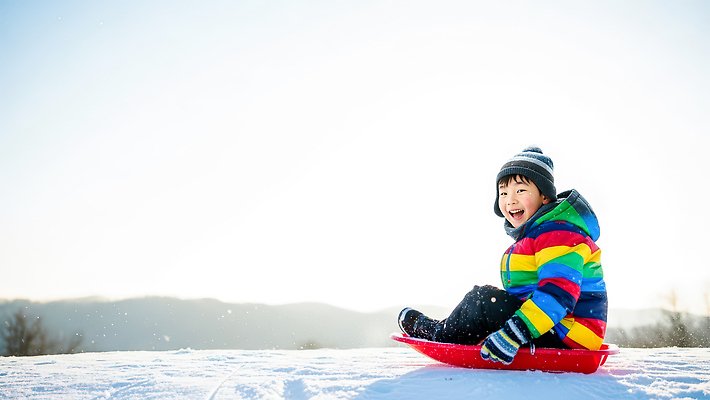 JPG 편집이미지 겨울 가족 모션 놀이 하늘 산 웃음 소년 야외 친구 아기 즐거움 썰매 일과 의료성형뷰티 편집실사 AI인물포토 AI콘텐츠 계절 남자 감정 어린이 관계 표정 사람 CG 파일형식 AI포토
